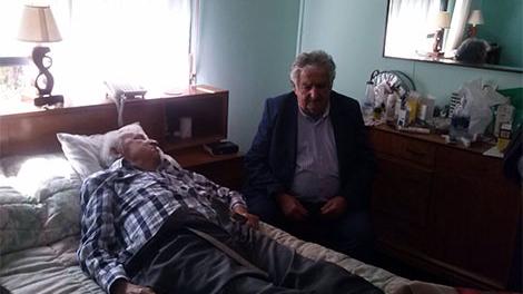 Mujica salió del protocolo y visitó un enfermo en Sarandí Grande - Subrayado